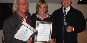 Links ontvang Raymond en Roza Rabe sertifikate vir jare se uitmuntende diens van voorsitter Philip Fourie